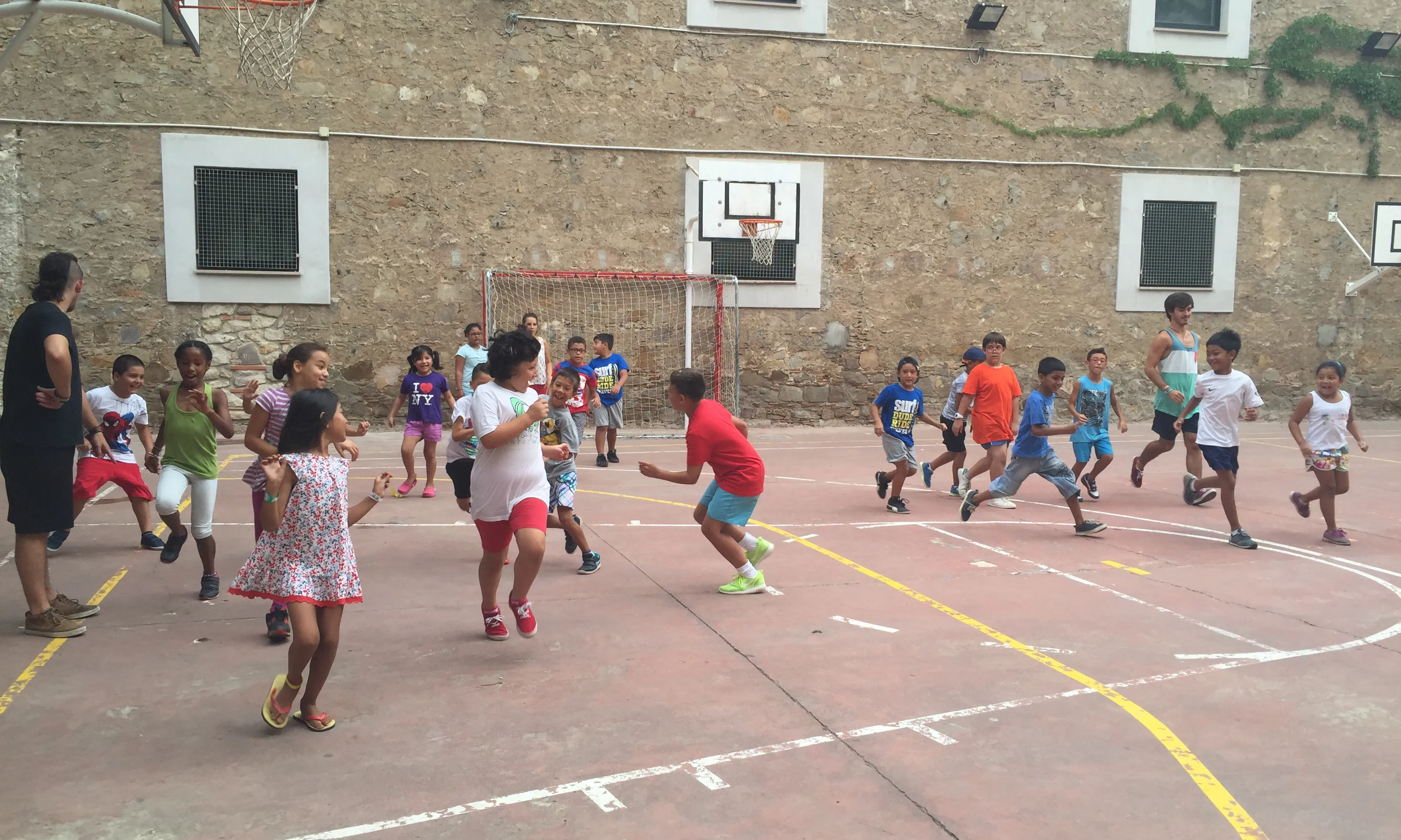 Infants fent activitats de lleure en casa de colònies