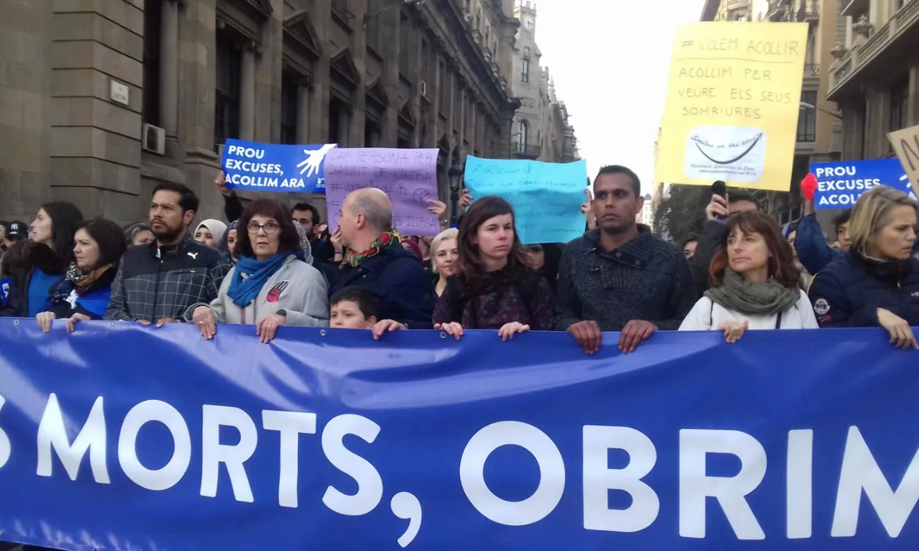 Beatriu Guarro en una manifestació a favor de l'acollida de persones refugiades.
