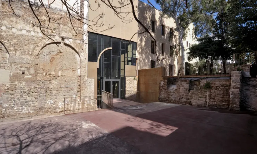 Edifici del Casal des de fora, a la Plaça Vuit de Març