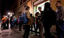 Persones voluntàries durant la nit del cens.