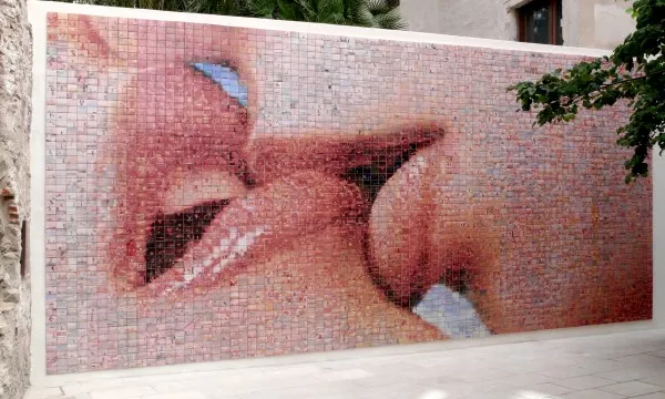 Petó de Fontcuberta, el mosaic d'un dels laterals del Casal. 