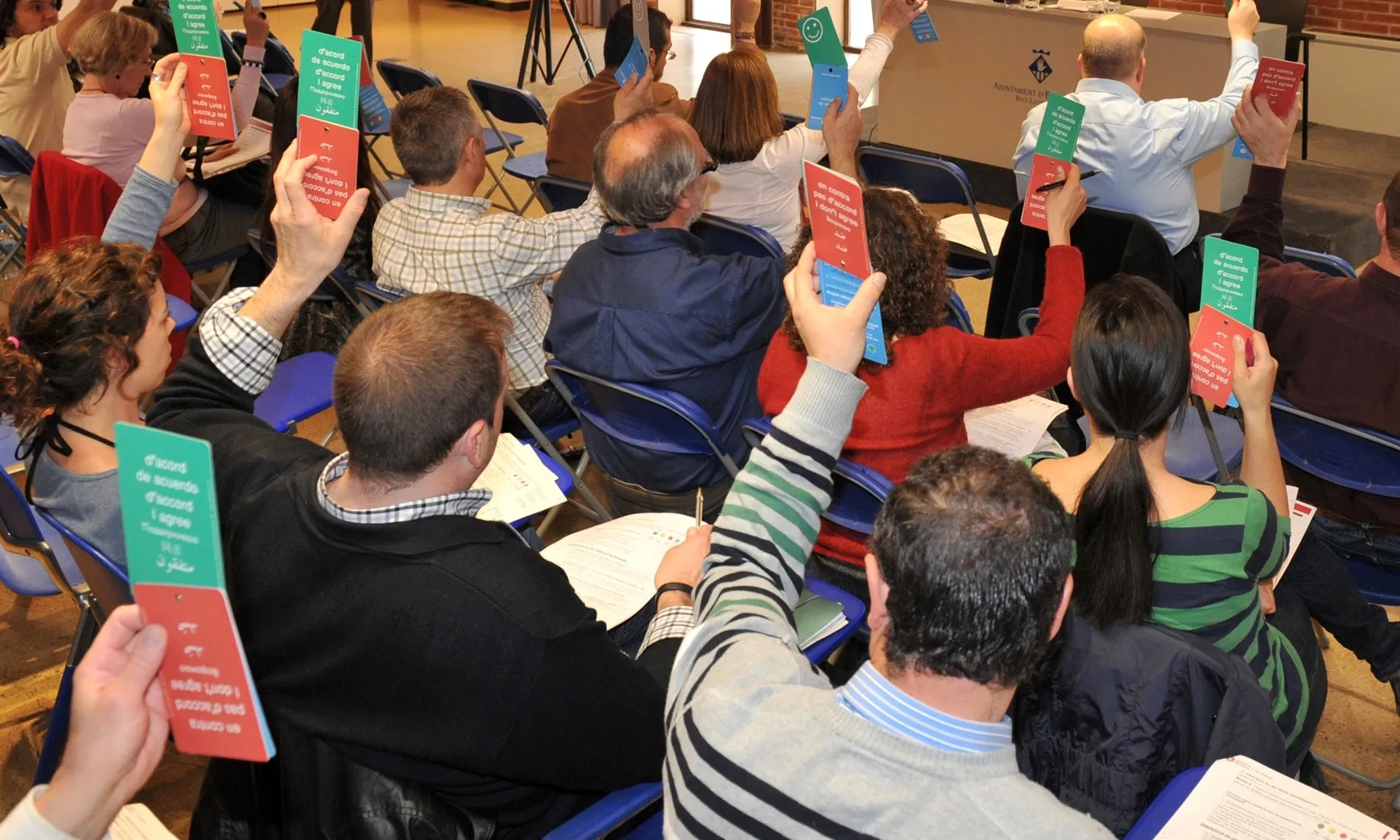 Veïns i veïnes d'Esplugues participant en un fòrum sobre educació
