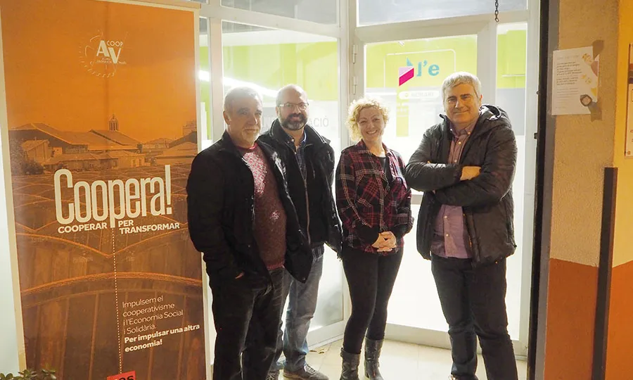 Membres de L'Eina i Sprintcoop que han participat en la creació d'aquesta cooperativa de segon grau