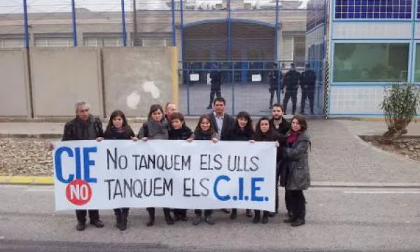 Membres de Migra Studium davant del CIE de la Zona Franca. 
