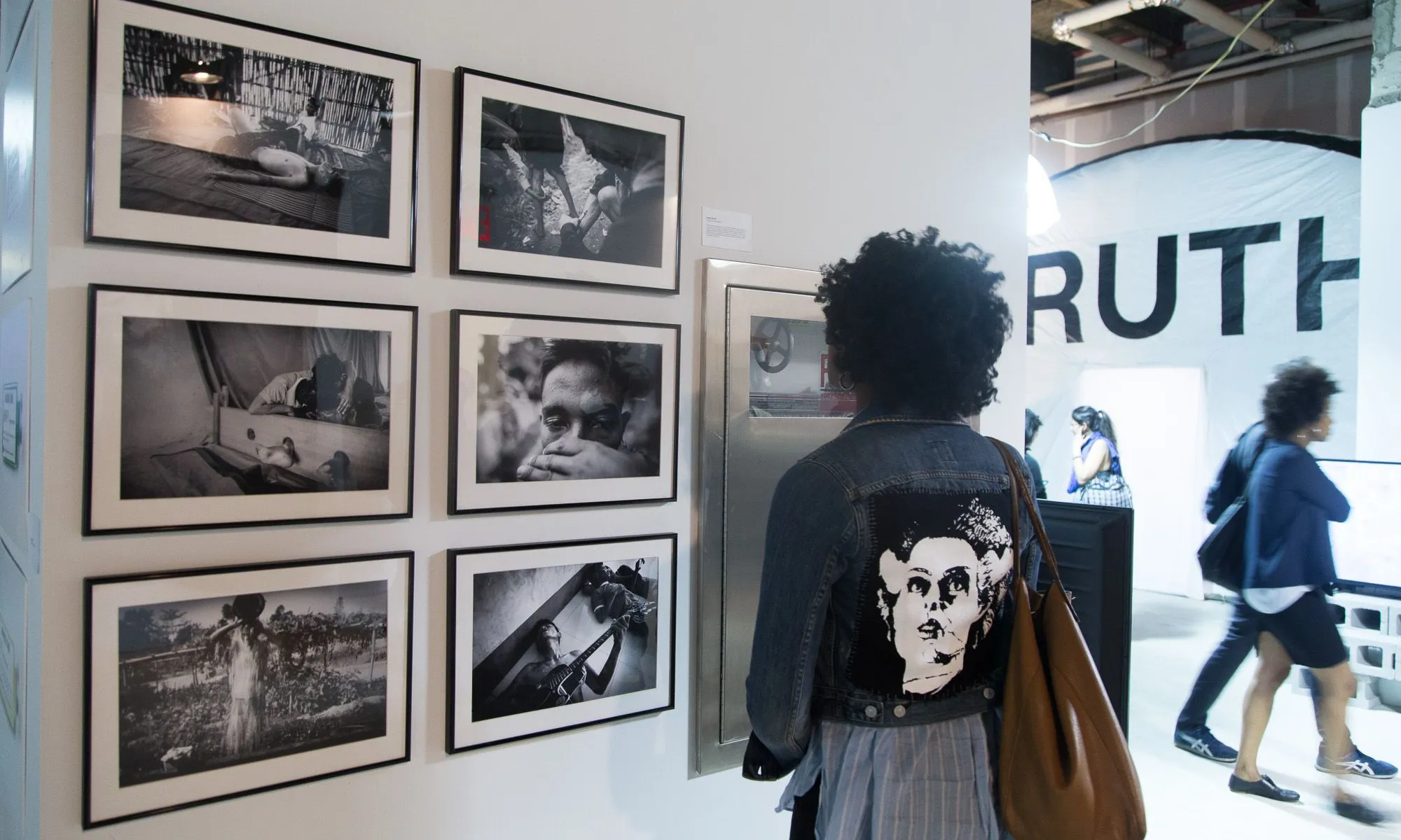 Visitant de l'exposició a Nova York