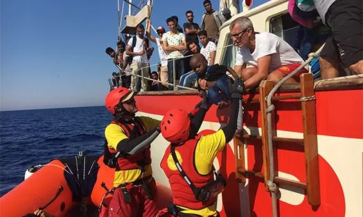 Open Arms realitza les operacions amb el seu vaixell i llanxes de rescat