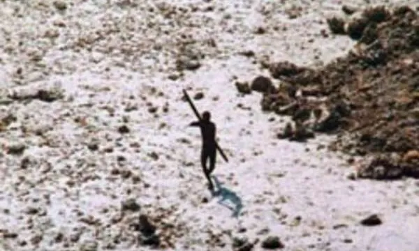 Sentinalès dispara un avió que sobrevolava l'illa el 2004