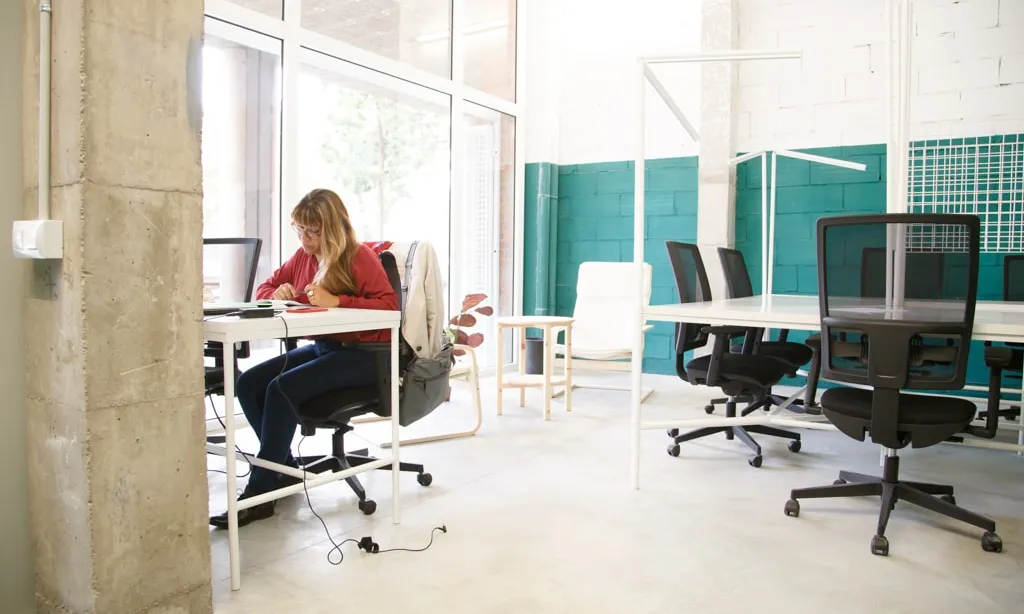 Sinèrgics es diferencia d'altres espais de coworking perquè les persones professionals que s'hi allotgen col·laboren amb entitats del barri