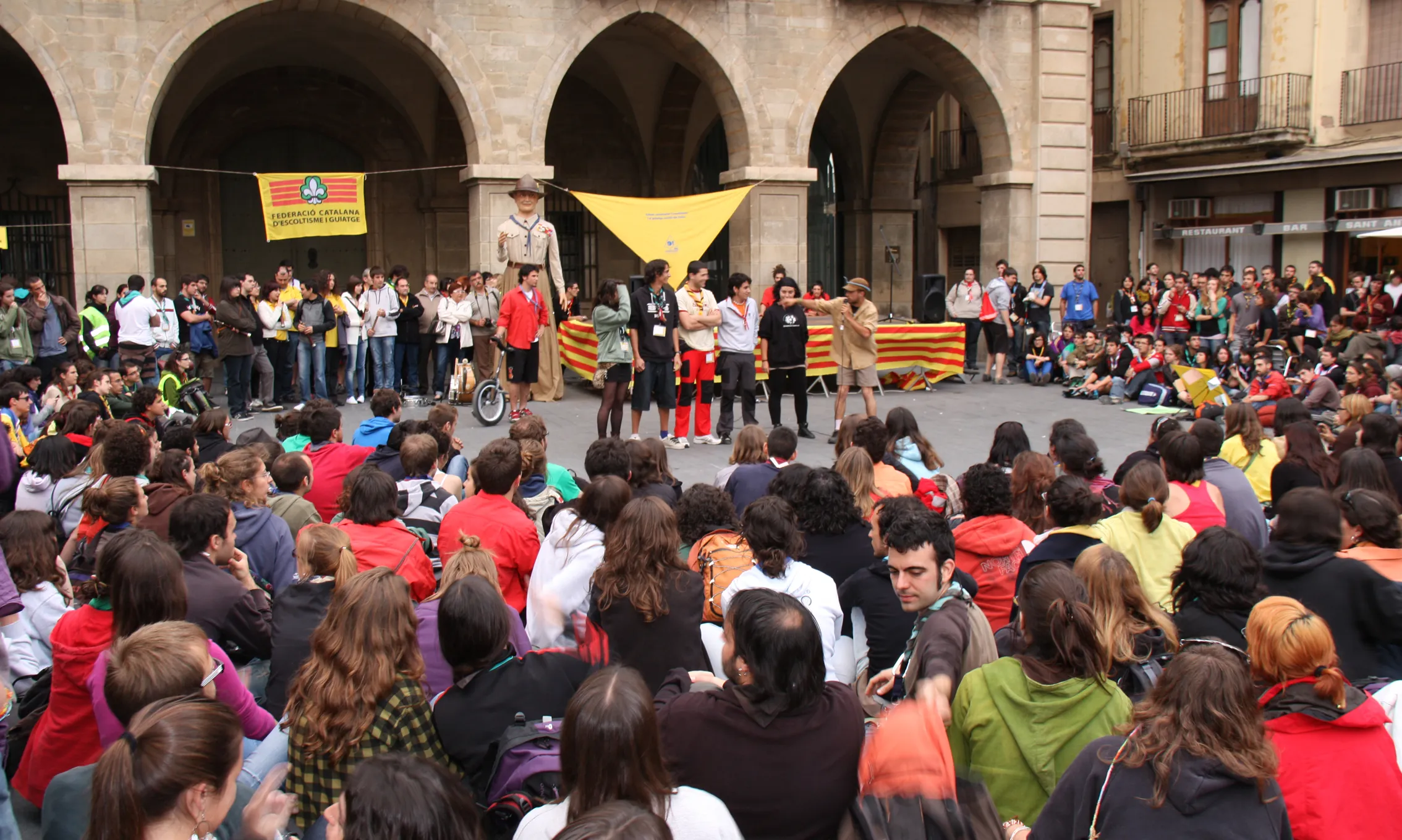 Joves caps de públic en una actuació de la Trobada de Caps 2011, a Manresa.