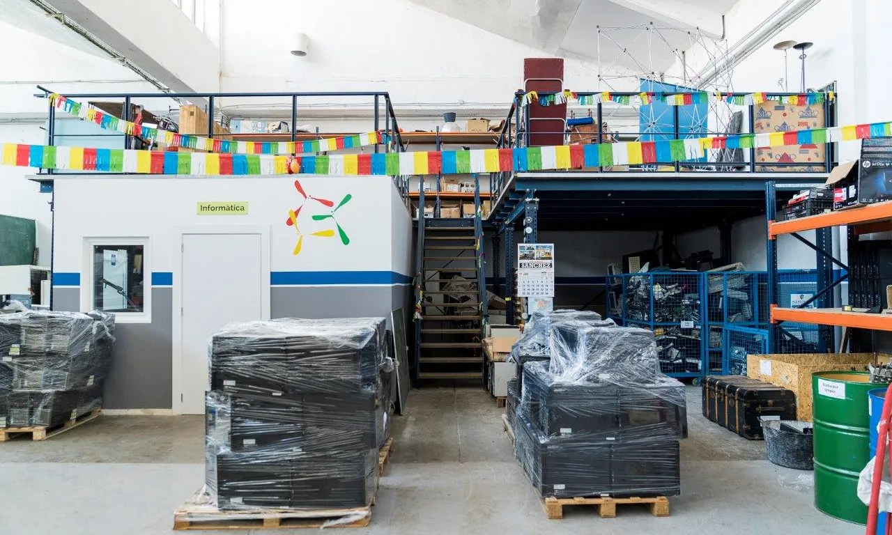 L'acord entre Pangea i l'Ajuntament de Barcelona s'ha estrenat amb la donació de 360 ordinadors i 90 monitors per part de l'Institut Municipal d'Informàtica