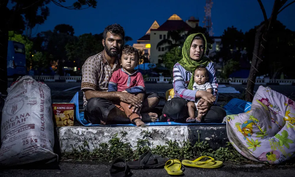 Família refugiada demandant d'asil a la frontera amb Indonèsia
