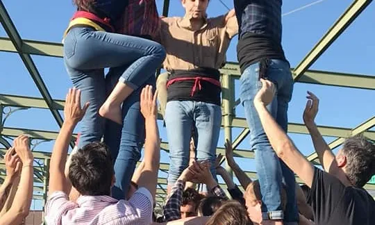 Els Castellers de Berlín es troben en procés d'escollir color de camisa i logotip.   