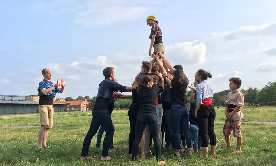 Els Castellers de Berlín assagen en un parc a l'espera de trobar local.   