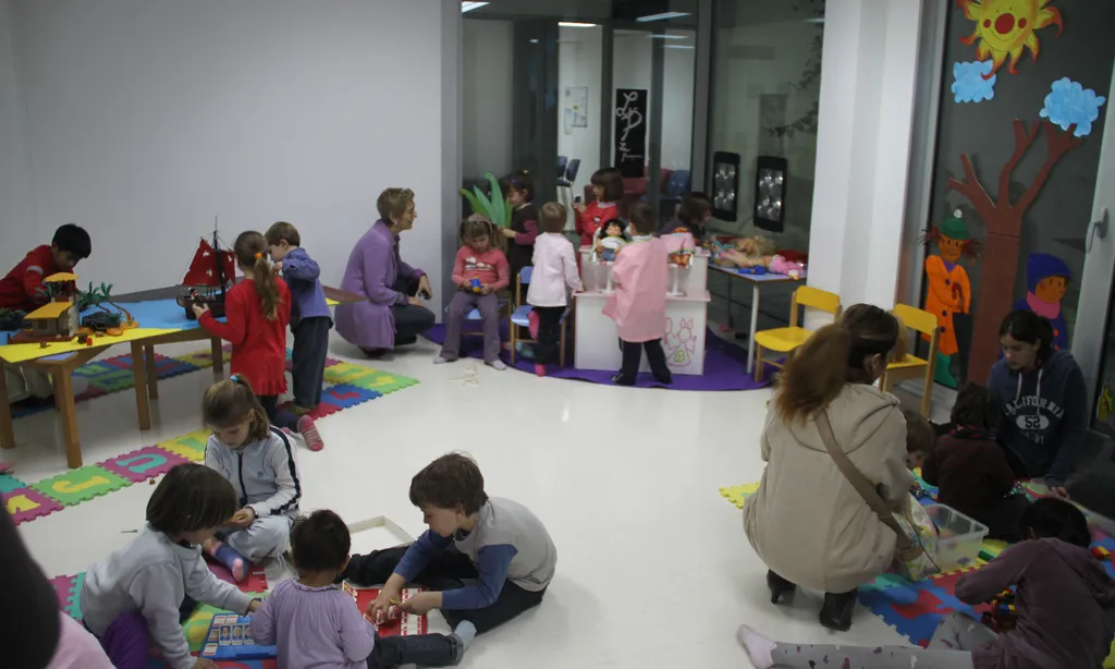 Els monitors i monitores faran activitats de lleure amb infants.