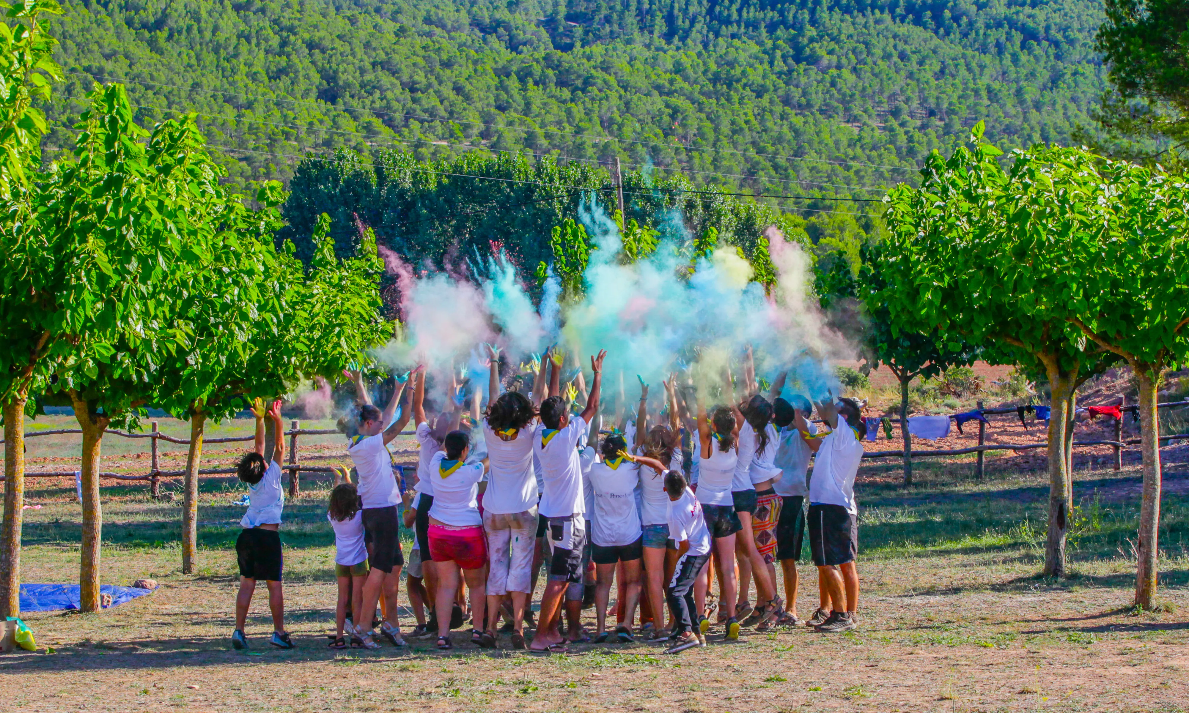 Un grup d'infants jugant amb pols de colors