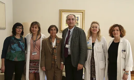 Membres de l'associació amb personal sanitari de l'Hospital de la Vall d'Hebron