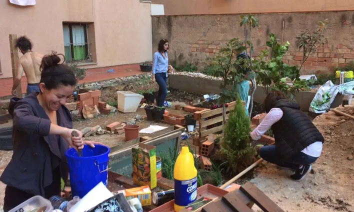 L'associació cultural fa diferents tallers, entre ells un d'hort i permacultura.