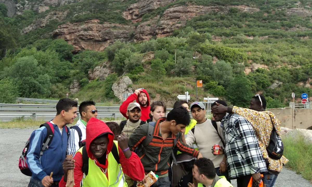 Joves del Casal dels Infants fent l'excursió.
