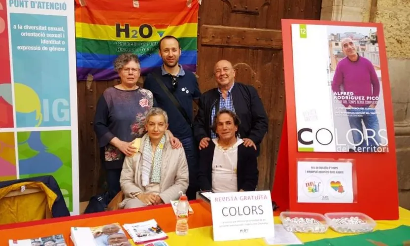 Membres d'H2O en una paradeta de Sant Jordi amb la revista que editen, 'Colors'