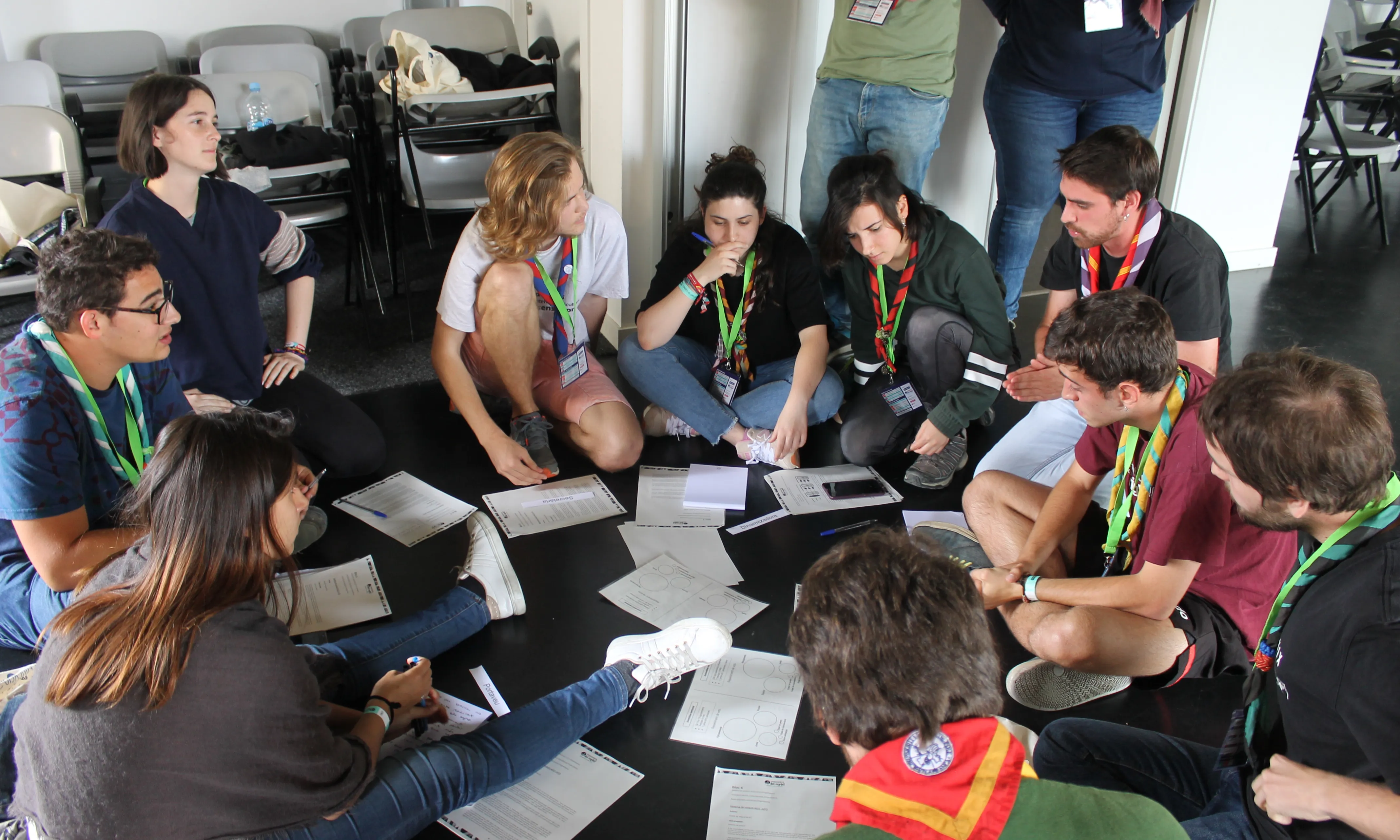Un altre grup de joves debatent i treballant en el marc del Congrés de Caps