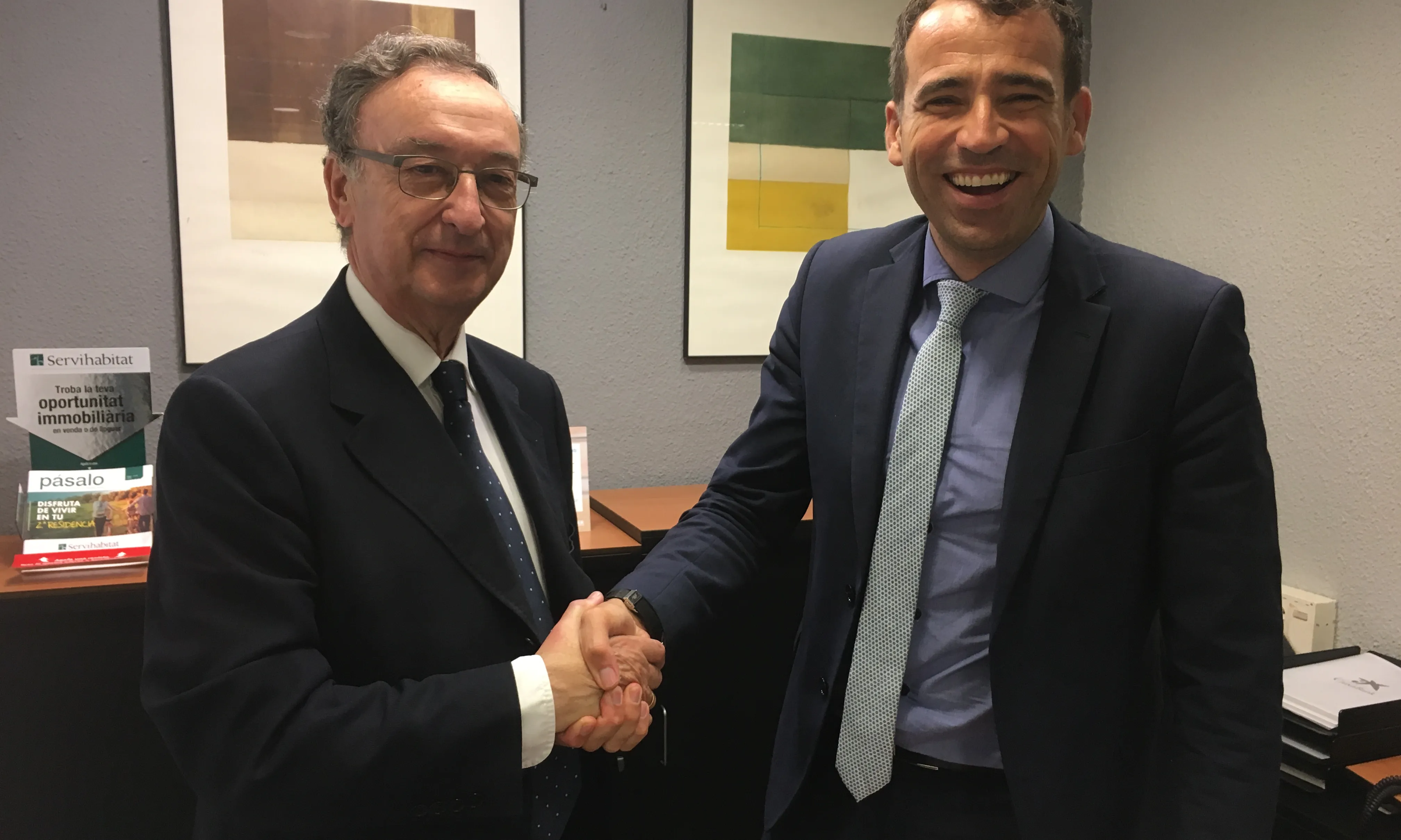 Julio Molinario (a l'esquerra), president de l'IRD, en el moment de la signatura del conveni de col·laboració amb el director territorial Garraf de CaixaBank, Oscar Diaz.