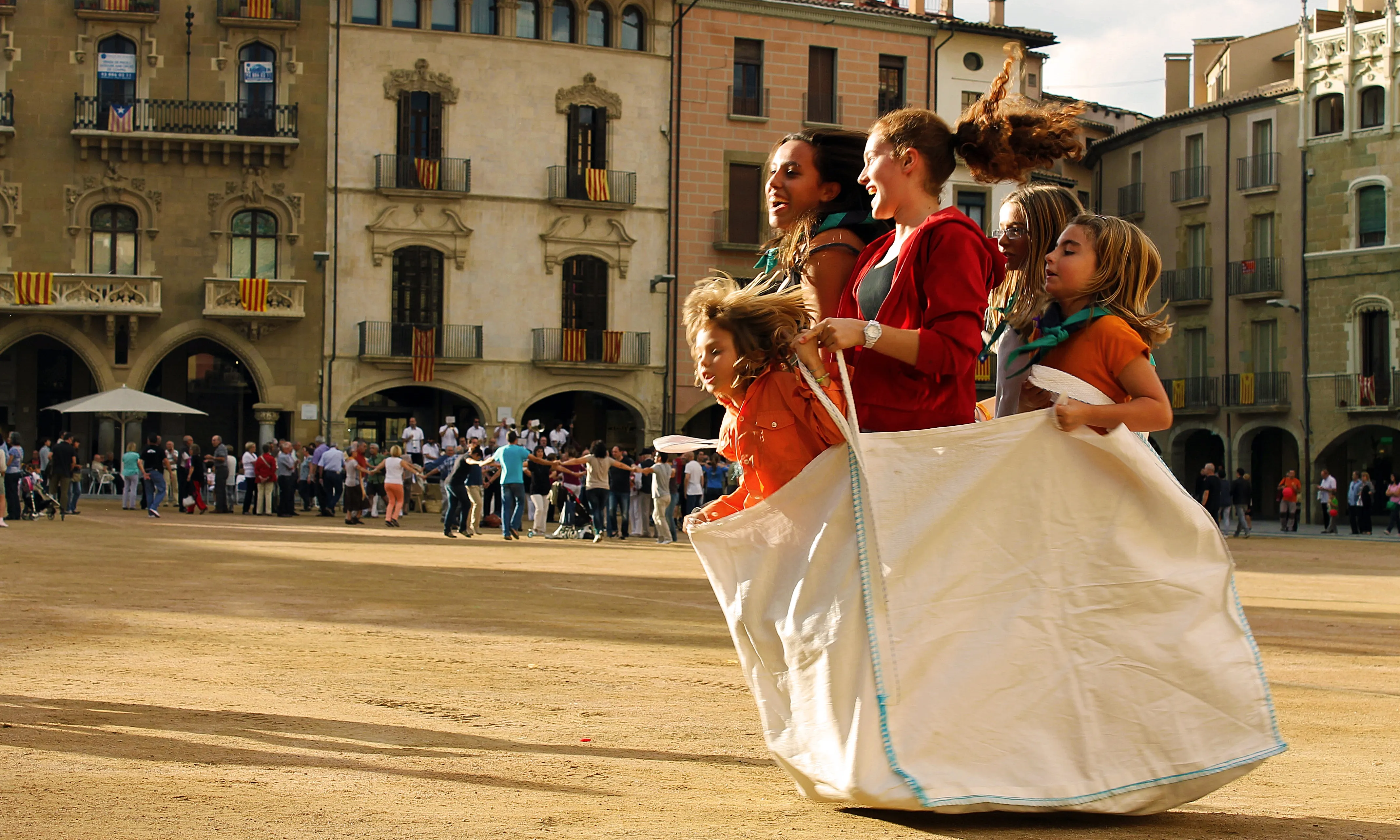 Cinc nenes fent una cursa de sacs totes dins un sac de runa