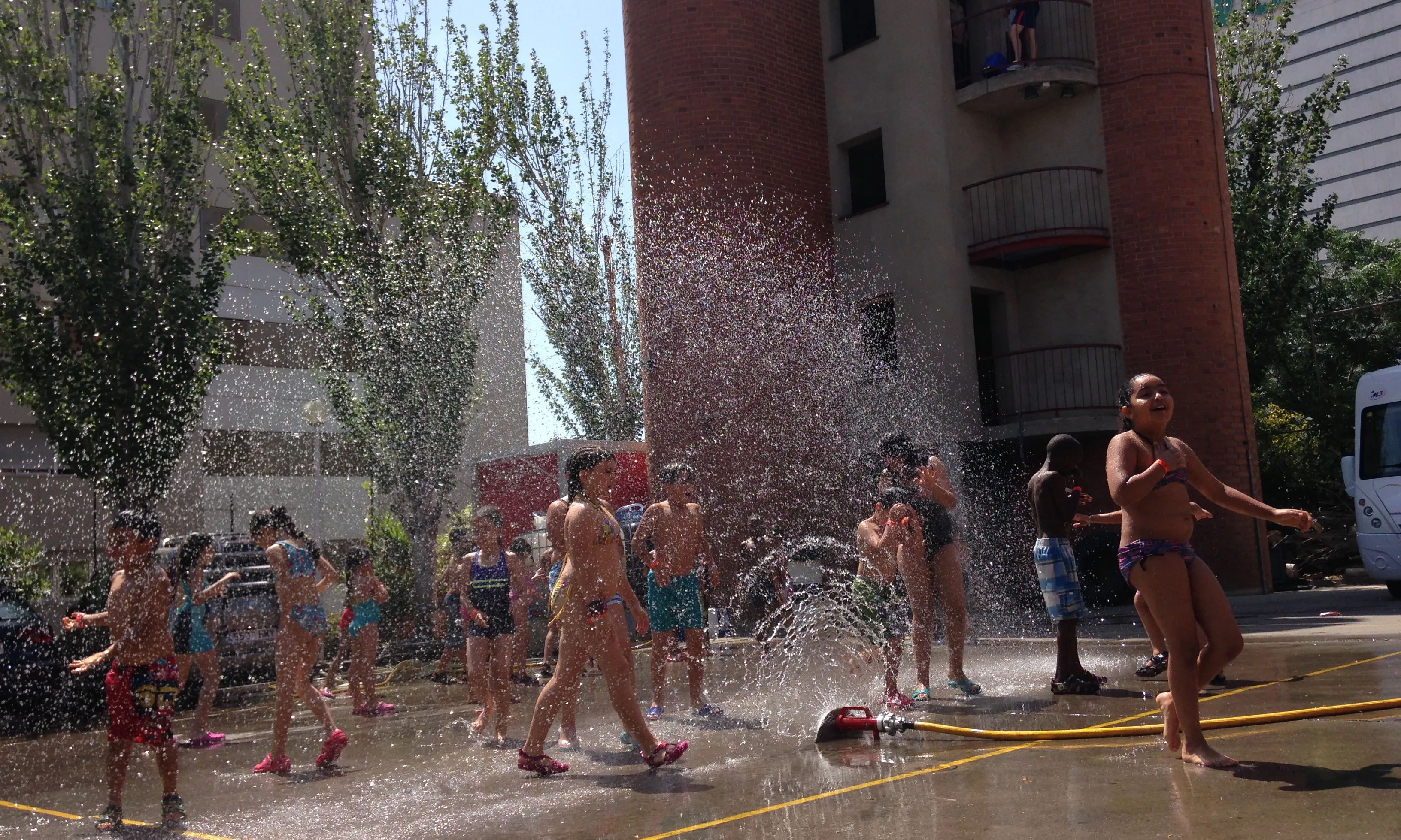 Infants divertint-se amb jocs d'aigua