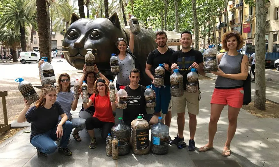 Grup de voluntaris i voluntàries durant una "colillaton" a  Barcelona
