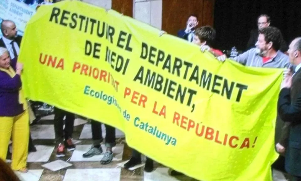 Membres d'Ecologistes van desplegar una pancarta reclamant la conselleria de medi ambient 