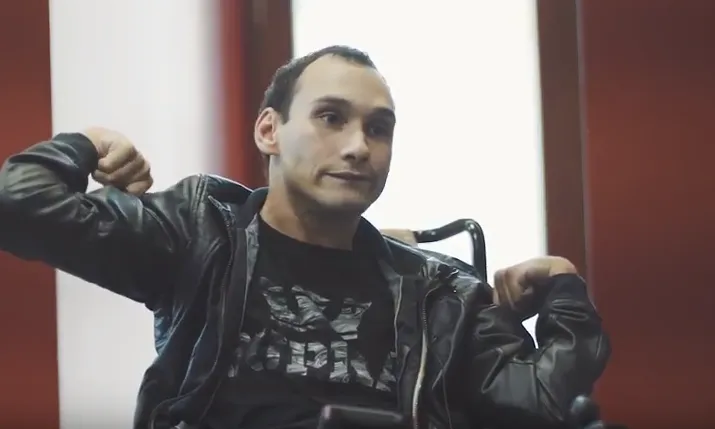 L'informe ve acompanyat amb quatre entrevistes, una d'elles a Wafid Boucherit, esportista d’èlit