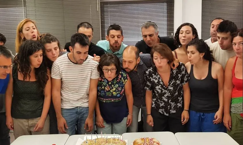 Equip tècnic de Xarxanet bufant les espelmes dels 15 anys