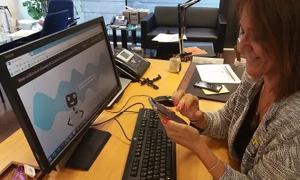 Una dona enregistrant veu amb 'Common Voice'