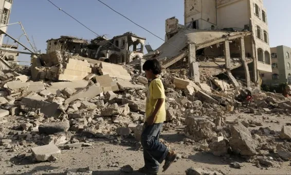 Un nen passeja entre les runes a la ciutat de Yemen.