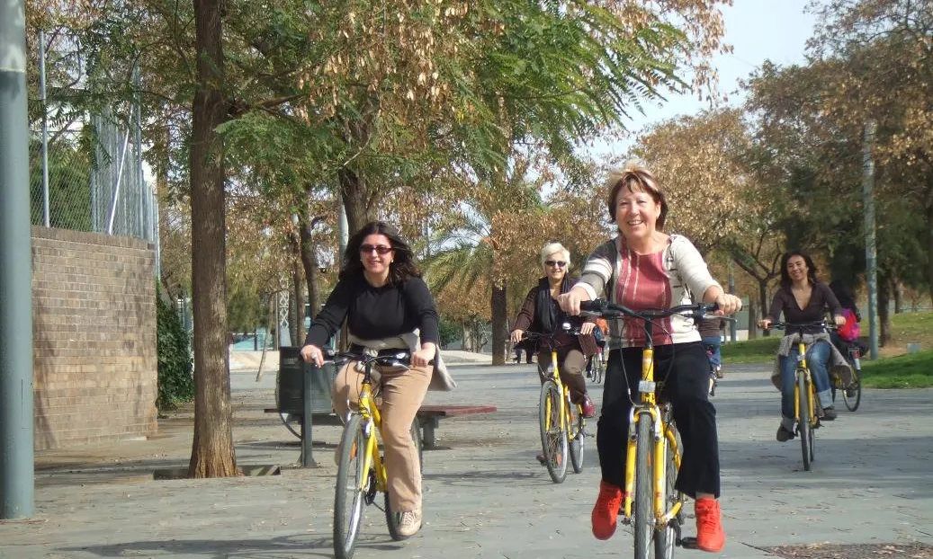 Des de fa anys l'associació BACC ensenya a anar i a circular en bicicleta amb la Biciescola