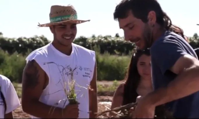 La cooperativa Central Parc recupera finques en desús del Baix Llobregat per promoure l'agricultura ecològica i la inserció laboral.