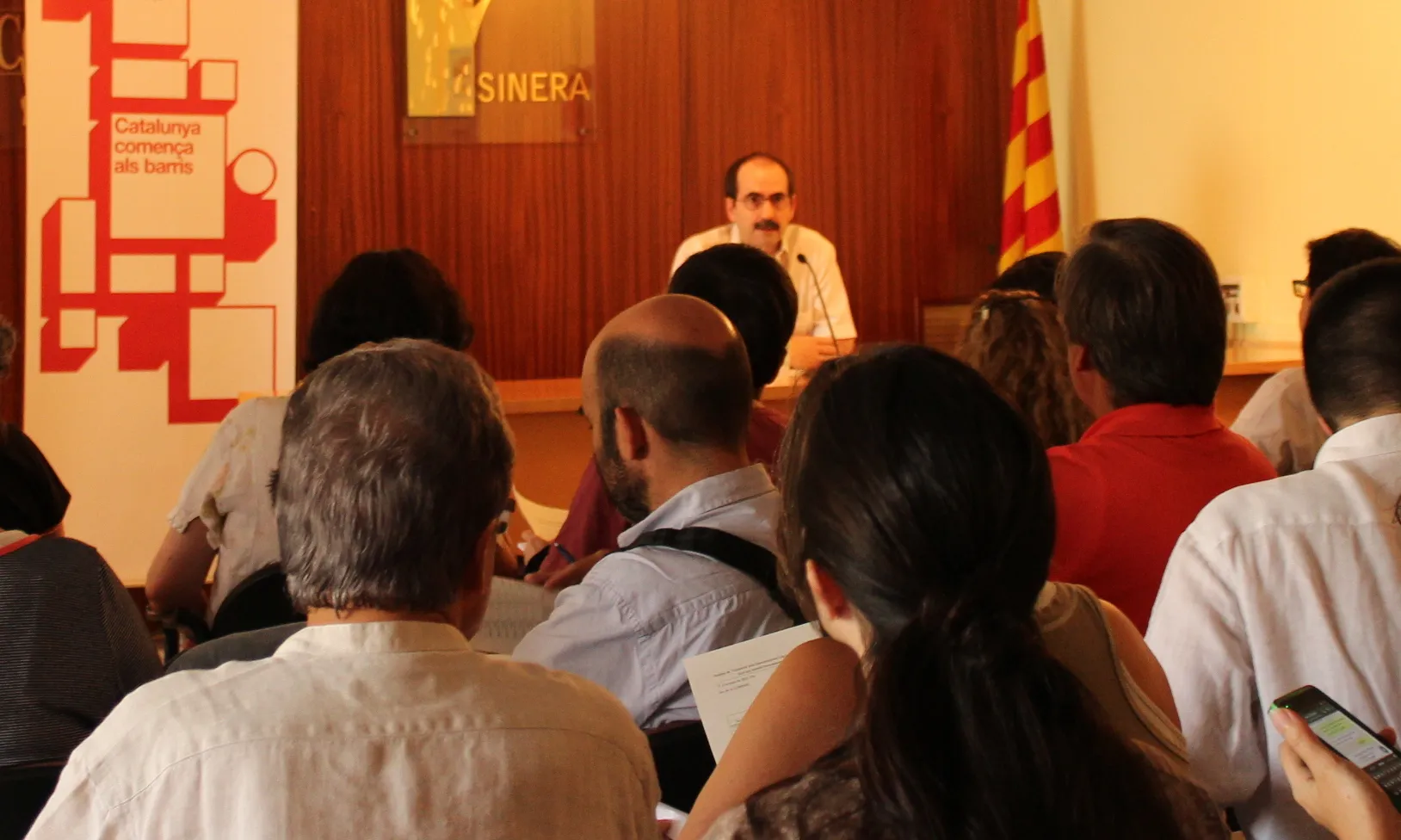 El president de la CONFAVC parlant davant del públic