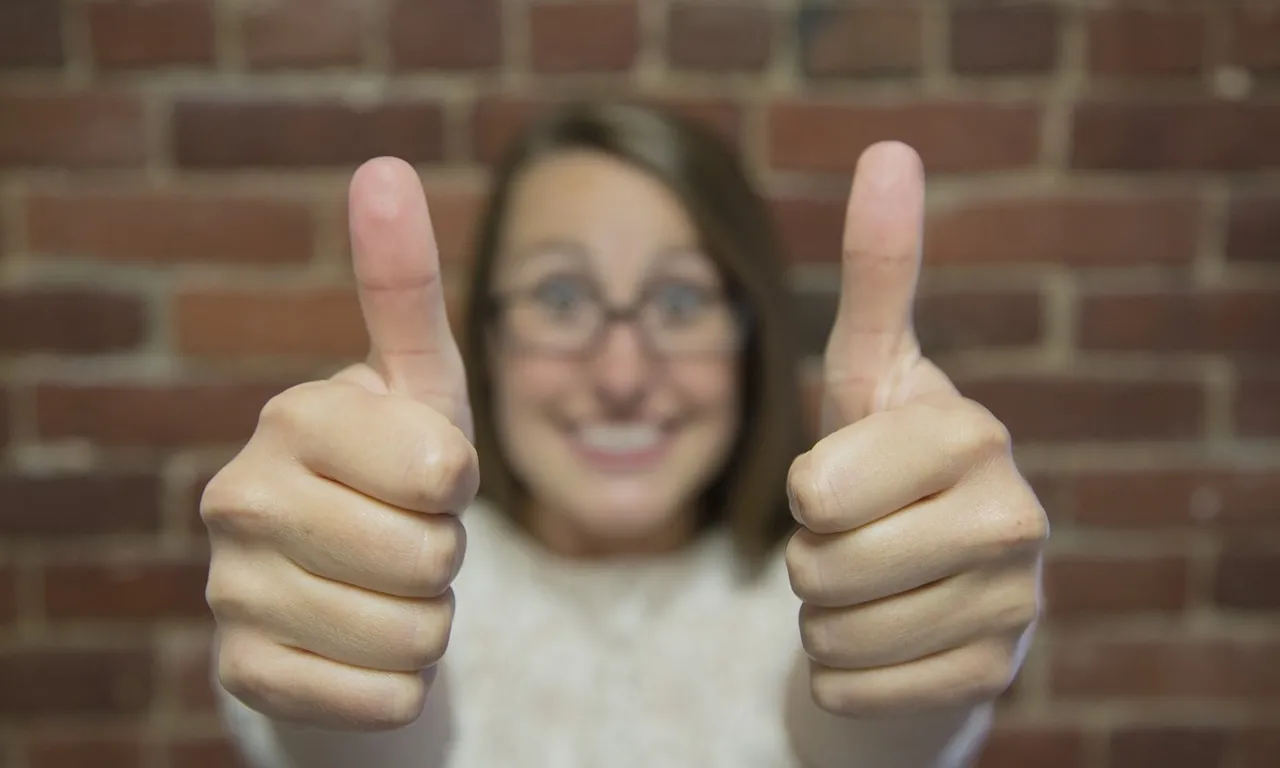 Noia amb els polzes cap a dalt. Llicència CC0: https://pixabay.com/en/service/terms/#usage