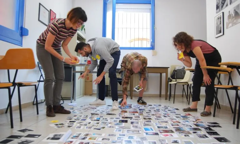 Voluntariat del GR 16-18, seleccionant fotografies per l’exposició de final de curs. 
