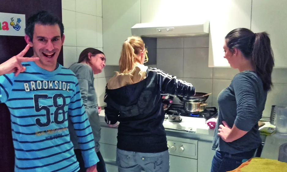 Joves residents en un dels pisos d'acollida d'Acidh. 