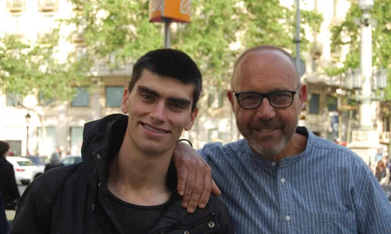 Voluntari acompanyant com a mentor a un jove extutelat.