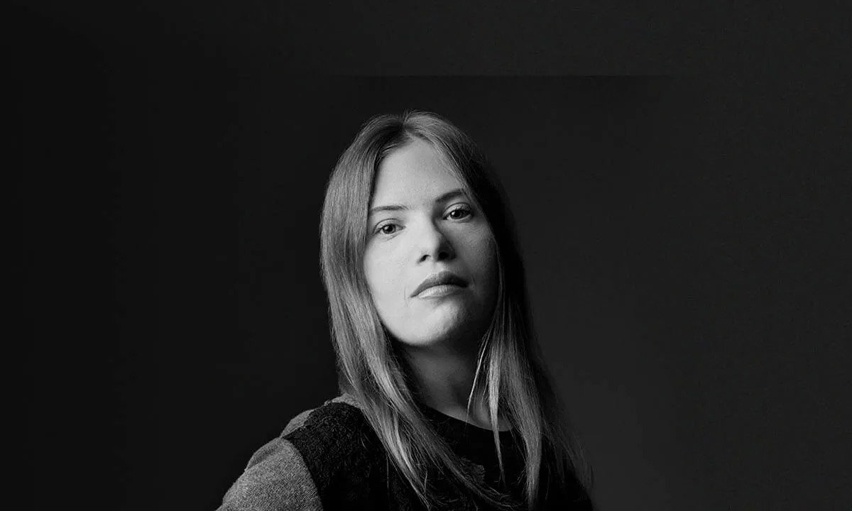 Primer pla d'una jove en blanc i negre