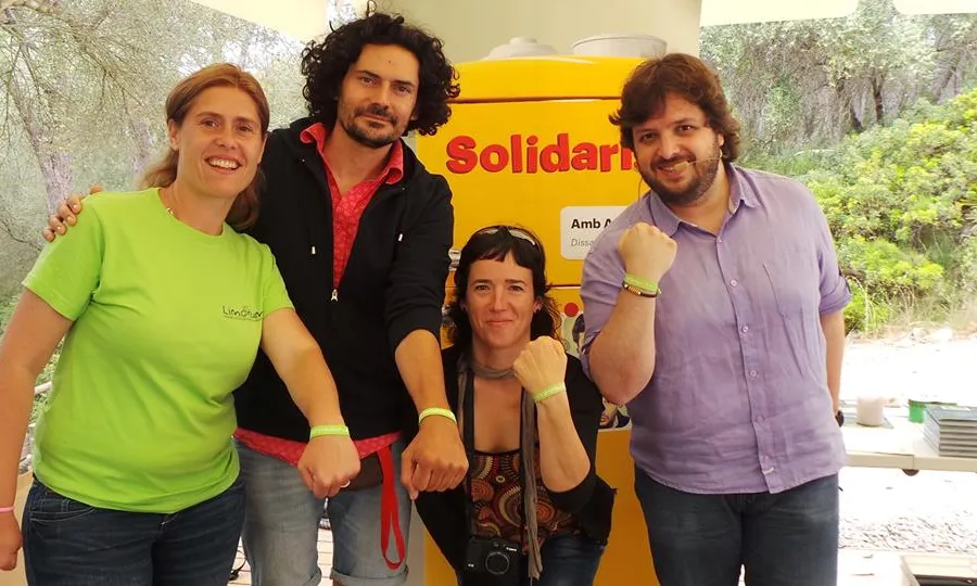 La polsera de la Setmana de la Natura en el pols del cantant Eduard Costa, durant una entrevista de ràdio. Accions offine que es difonen online.  