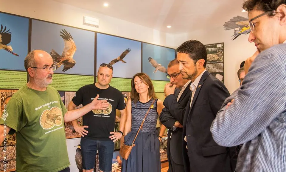 La samarreta de l'entitat, protagonista durant la visita del conseller Damià Calvet al Grup de Natura Freixe 