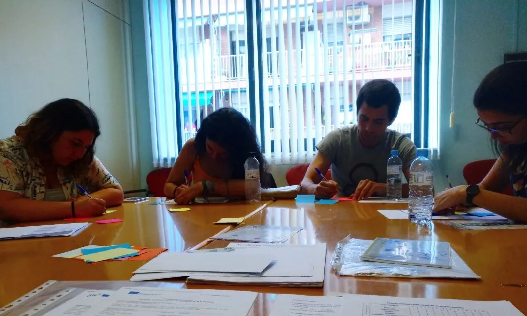 Joves voluntaris treballant en projectes internacionals sobre la taula