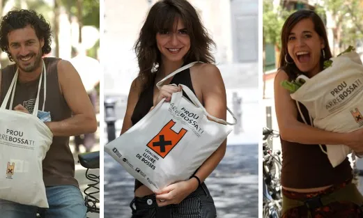 La bossa de roba pot ser un suport per al missatge de l'entitat, i és ella mateixa una eina i un missatge contra la contaminació per plàstics. 