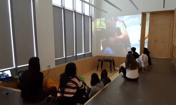 Joves del projecte visualitzant el documental To Kyma.