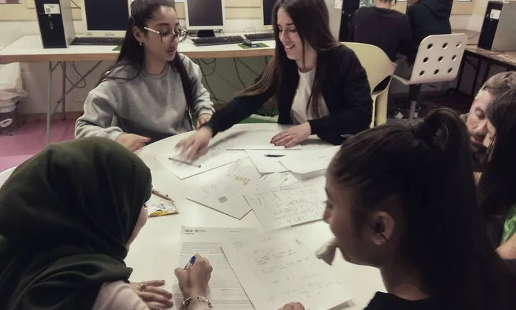 Joves treballant en el projecte.