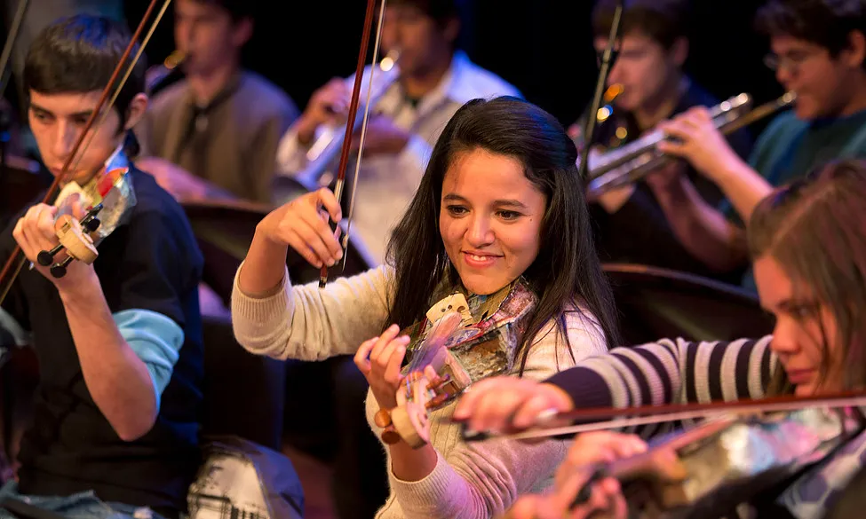 Moment d'un concert de l'Orquestra d’Instruments Reciclats de Cateura
