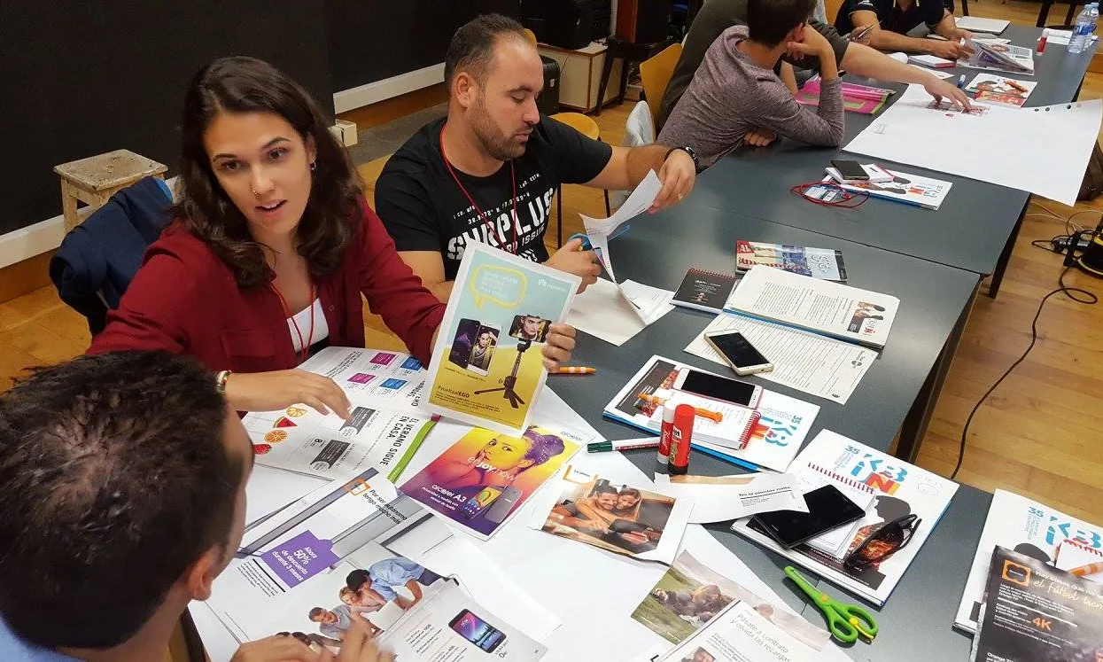 Activitat de l'associació Ondula sobre com es construeix l'imaginari tecnològic