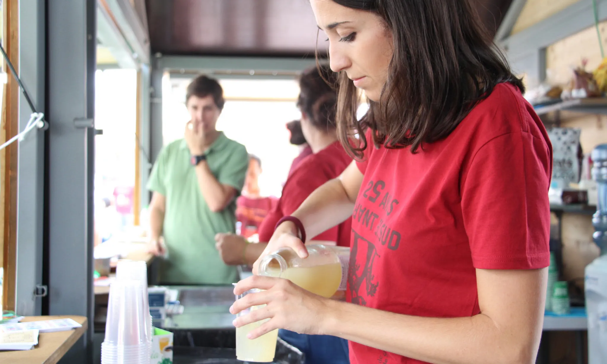 Una persona voluntària en la cafeteria de comerç just